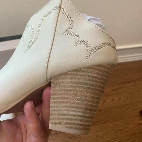 Dolce Vita Shelby Ivory Western Rodeo Bohemian Ankle Booties New in Box - Picture 5 of 13